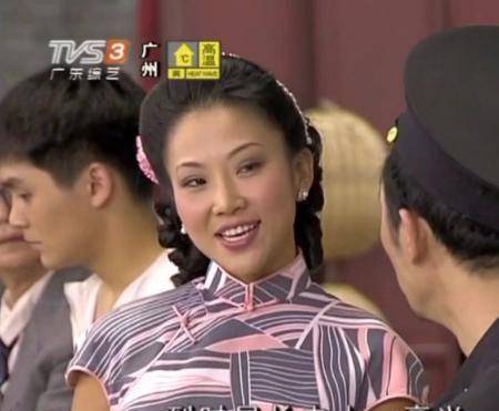 南方卫视《七十二家房客》韩师奶扮演者董潼,一身旗袍装吸尽眼球_阿香