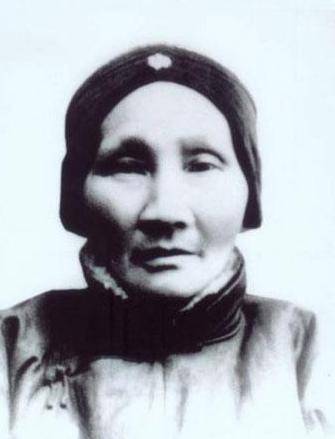 23岁的年轻尼姑还俗,嫁给大自己22岁的老头子,生下一子成了总统