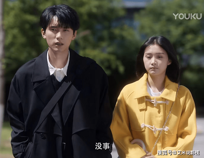 这位朱妙简直是个妥妥的"绿茶",不仅故意找借口接近张陆让,还在朋友圈
