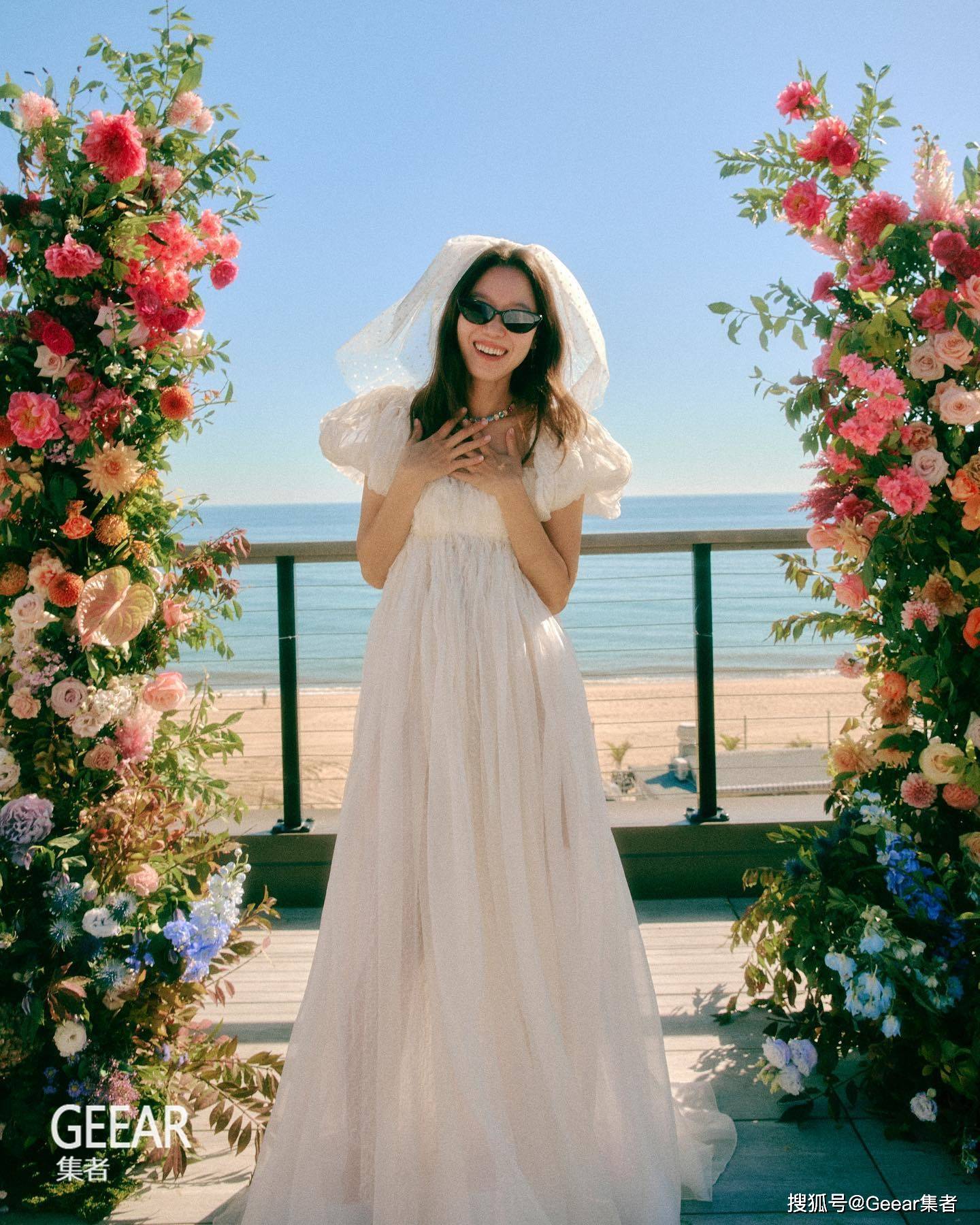 lisa一袭白缎露背礼服,原来跟孔晓振婚纱同品牌!_frankel_活动_的设计