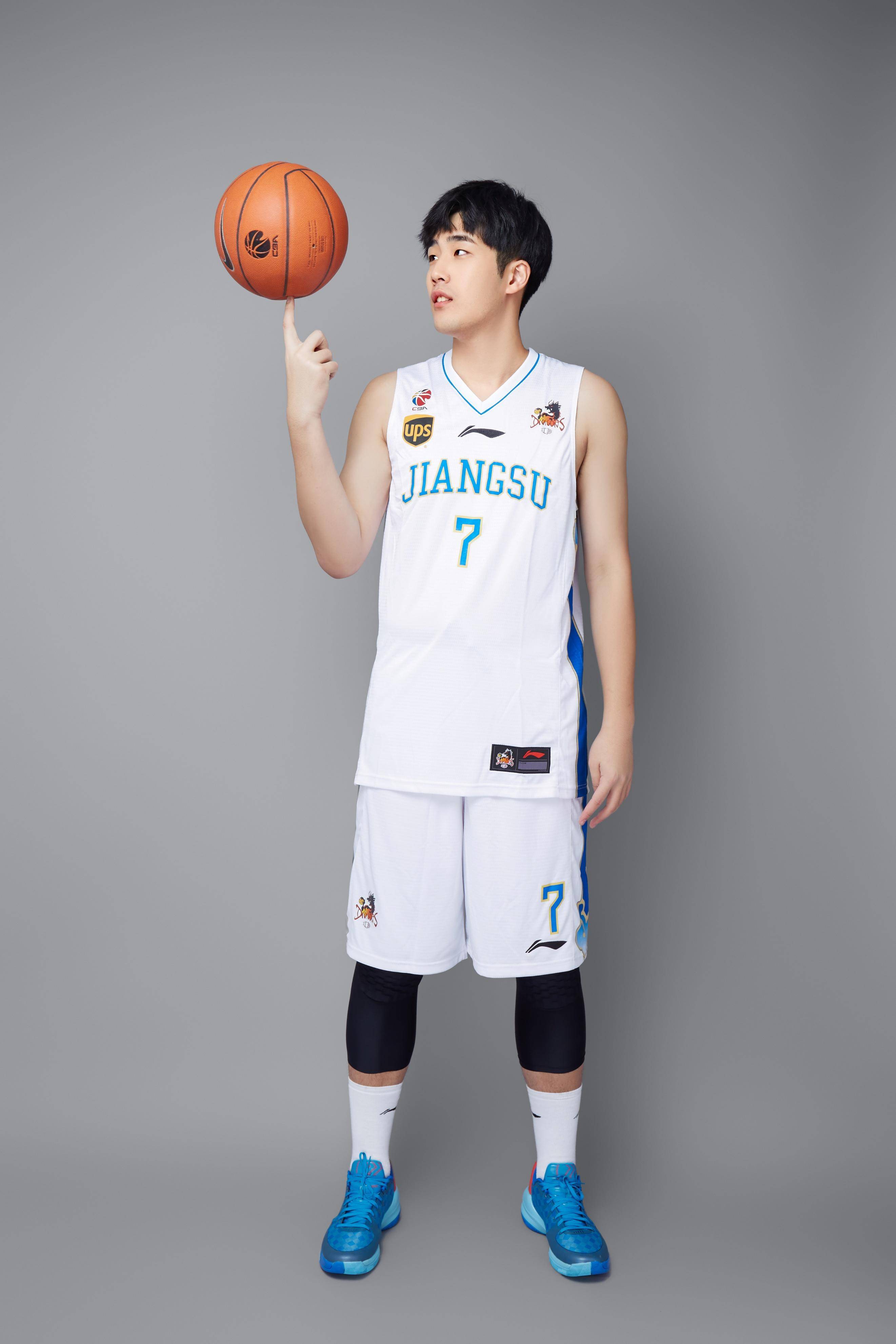 16年cba选秀大会,第十顺位来自青岛的中锋张嘉毅_肯帝_江苏