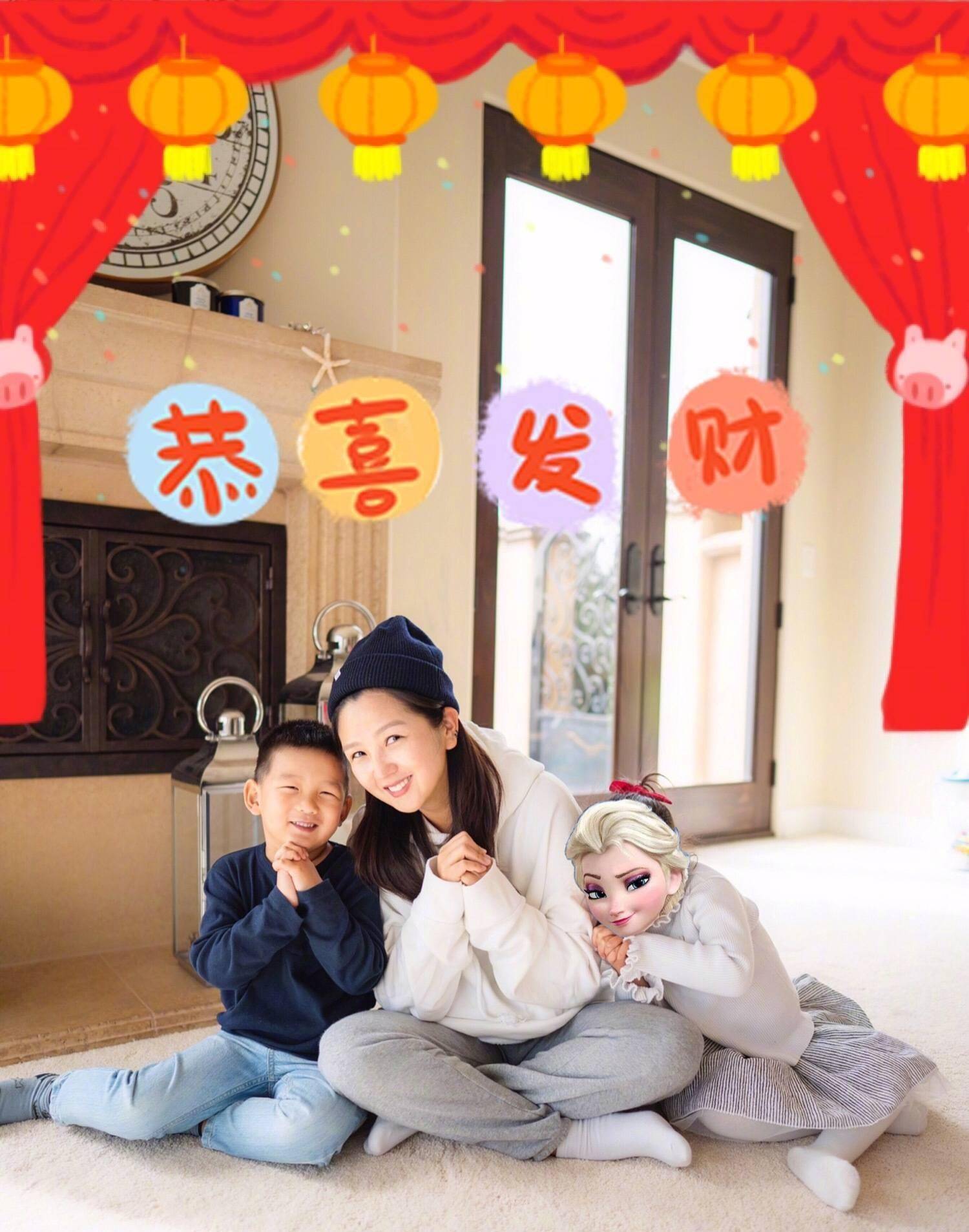 何洁罕晒七宝正面照,小小年纪就戴黑框眼镜,书卷气满满,超像迷你