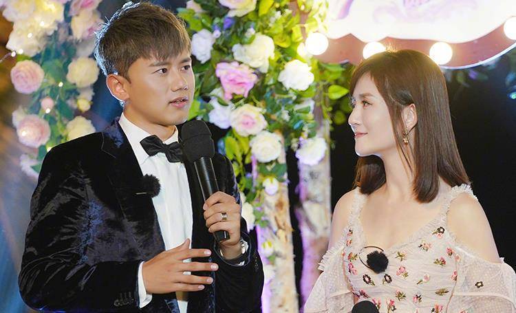 谢娜张杰甜蜜拥吻:从女强男弱到势均力敌,好的婚姻离不开这一点_夫妻