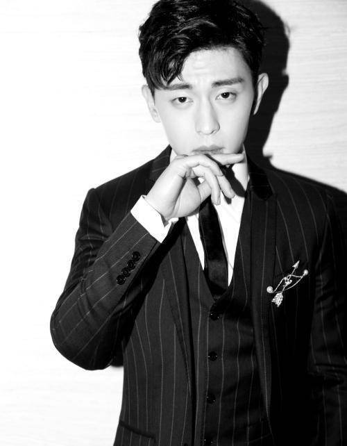 邓伦小碎步欢快为她带路,网友:美人还是迟了暮!_节目_低调_明星