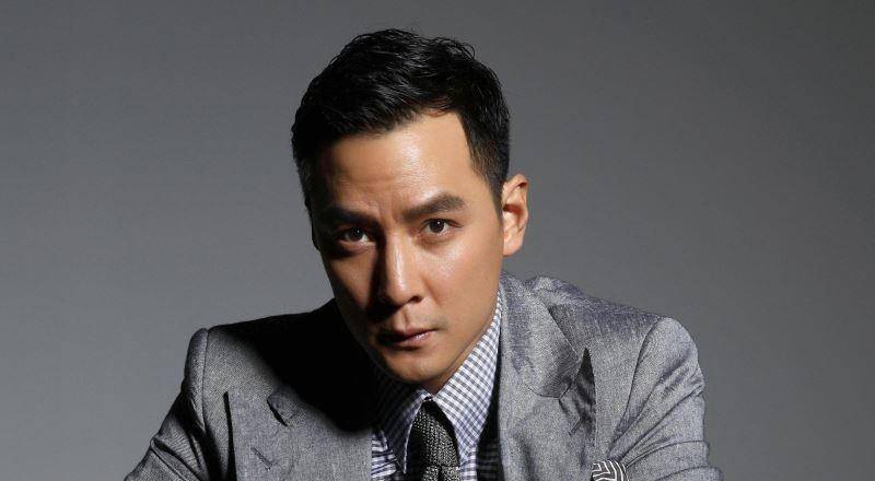 吴彦祖是娱乐圈男明星颜值的标杆人物,年轻时候的他凭借深邃的五官和