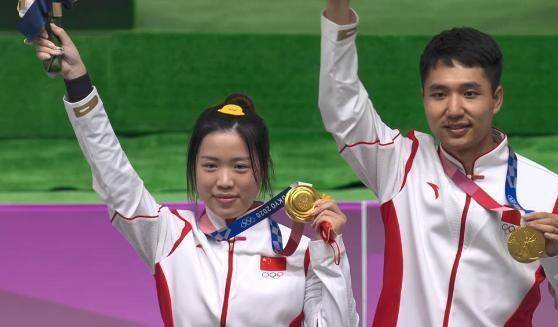 杨倩杨皓然互相戴上金牌,笑容自信,00后第一个多金王_时刻_荣耀_奥运