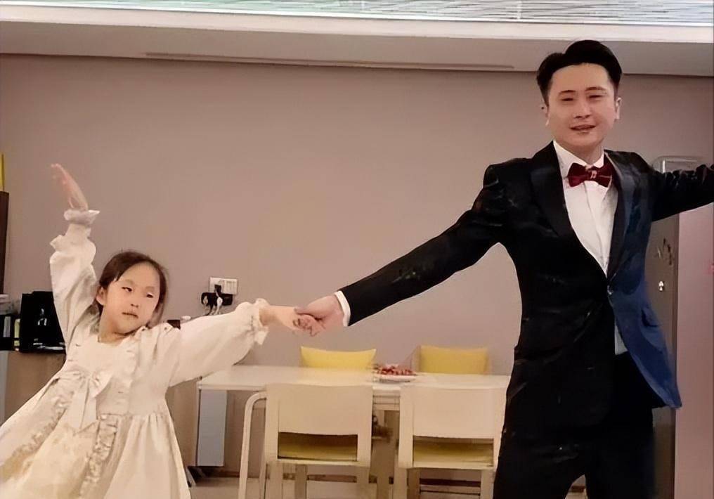 主持人杨帆:曾与张蕾是荧屏cp,如今娶青梅竹马为妻,女儿成难题_妻子