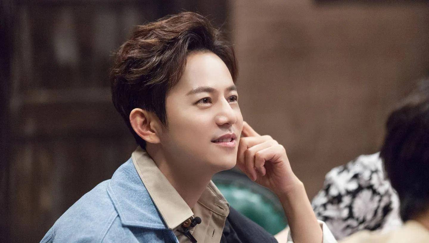 早上父亲去世,晚上主持晚会,何炅却被骂装扮_谢娜_网友_问题