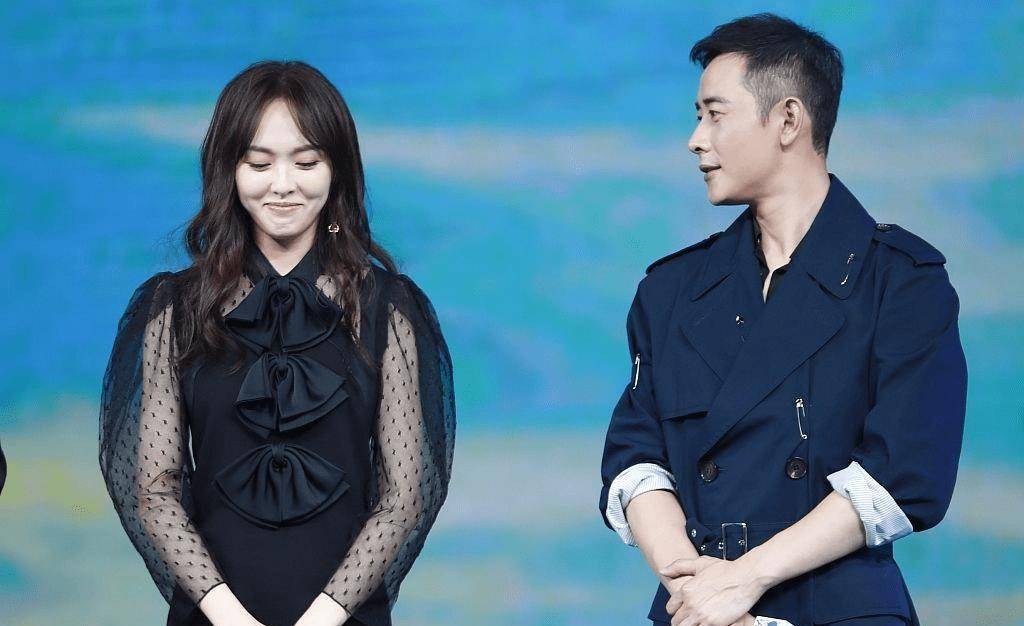 孙坚与唐嫣共进晚餐并合影留念,看到唐嫣的腿我就羡慕了,身材恢复的