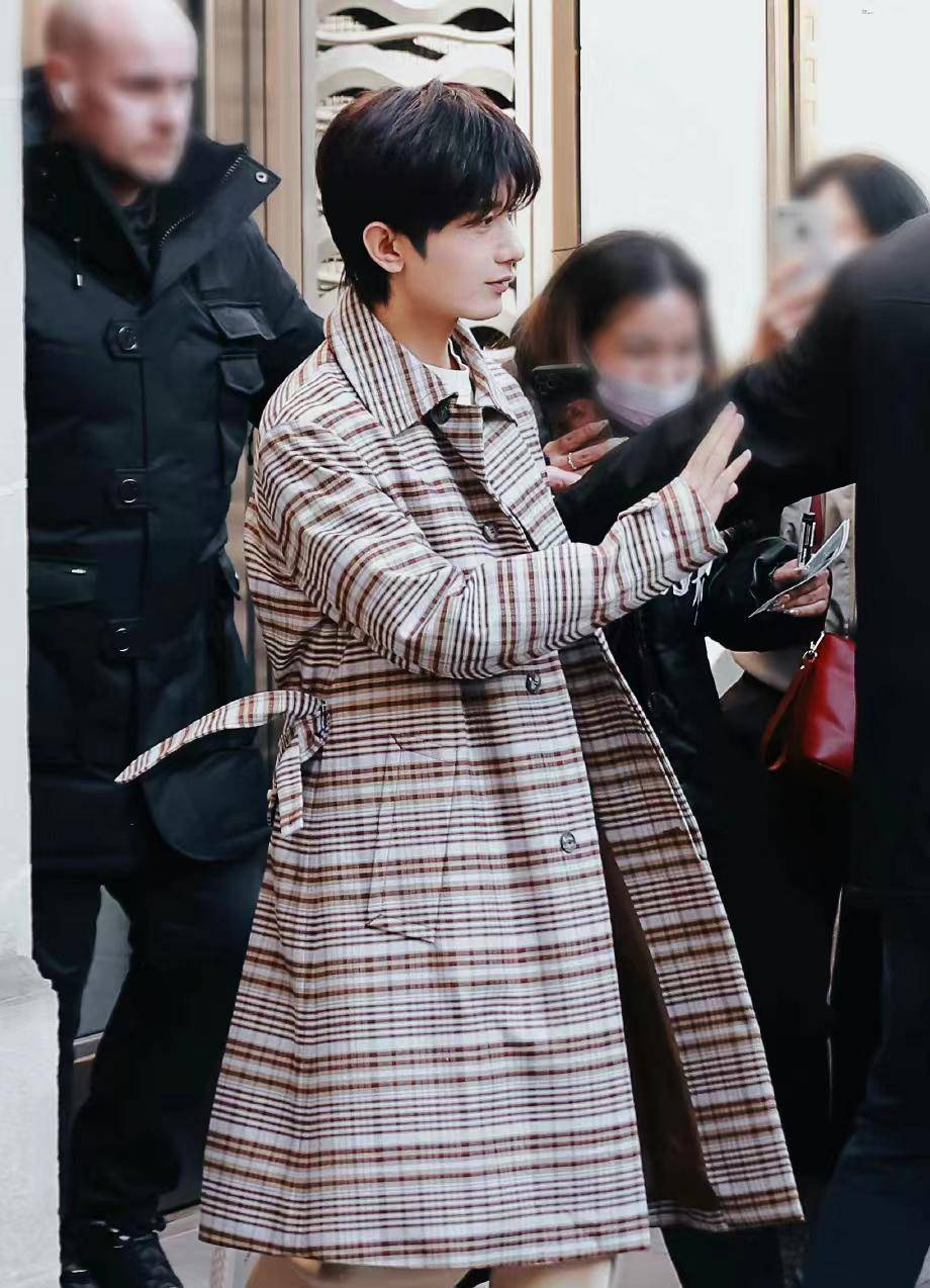 成毅巴黎时装周逛店拍照,身穿格纹风衣搭配卡其裤,美丽又时尚_白色
