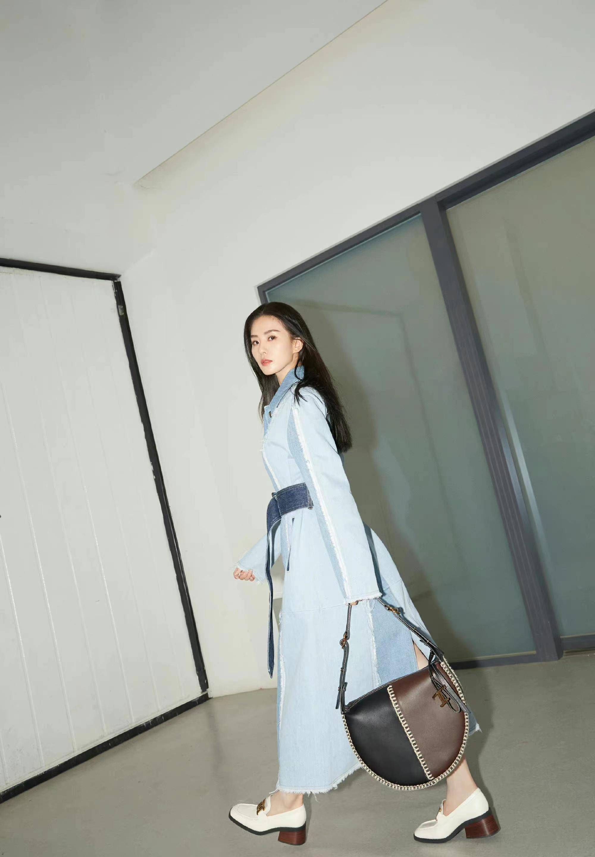 刘诗诗米兰时装周看秀身穿牛仔拼色连衣裙,优雅休闲又时尚!