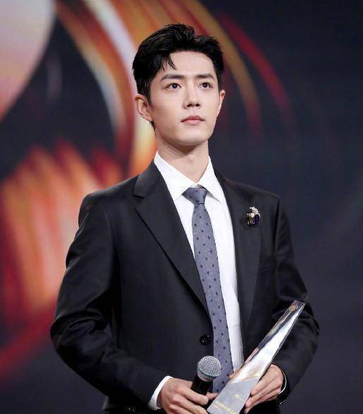 造型:蔡徐坤高定,肖战胸针值百万,王一博女装大佬_tiffany_鹿晗_感觉