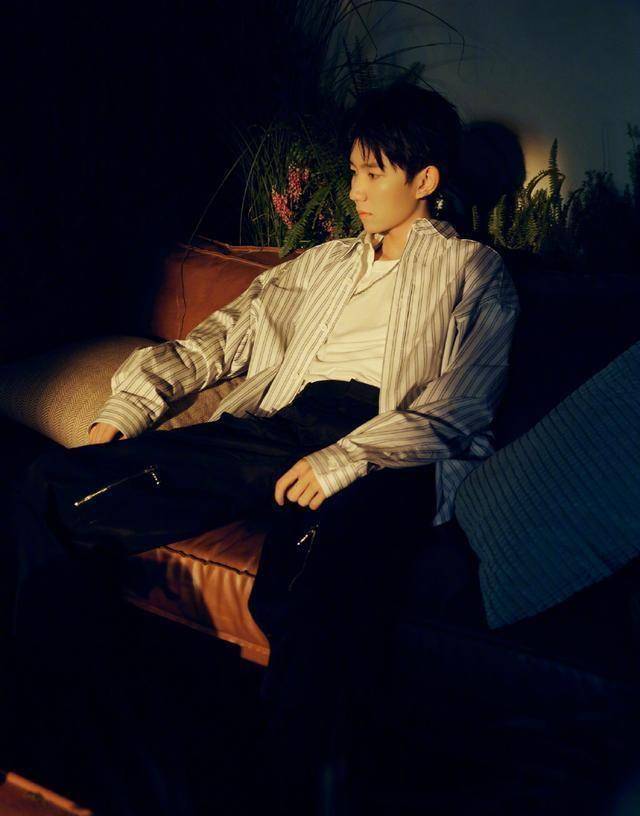 王源《客厅狂欢》宣传大片,简单造型搭配,氤氲着文艺复古氛围_梦境