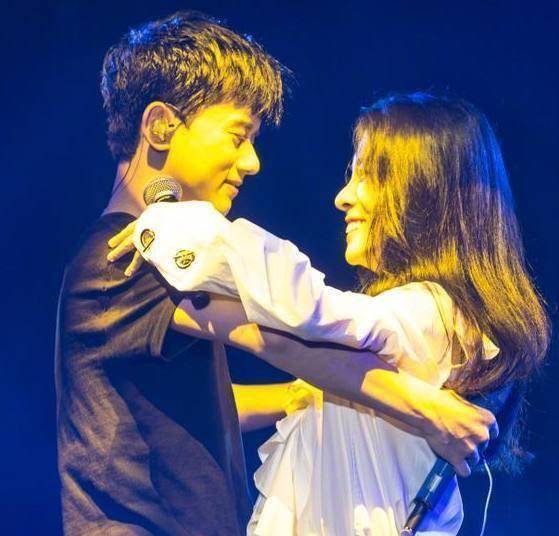 谢娜自爆封杀张碧晨,张碧晨不忘打广告,谢娜张碧晨谁是赢家_张杰_小道