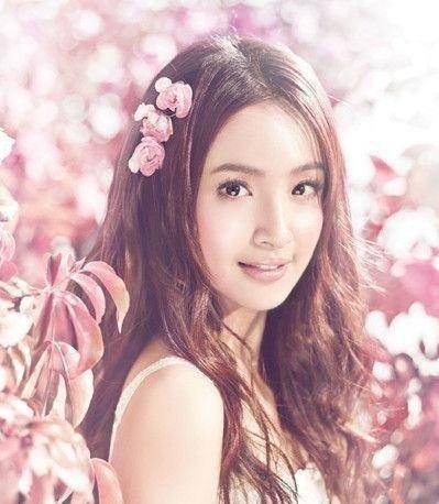 迪丽热巴秒杀过很多女演员的颜值,可是在林依晨面前,这份青春的优越感