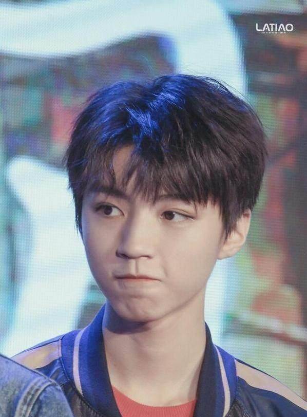 王俊凯再遭私生饭骚扰,上保姆车偷看他的信进行直播,官方致歉!