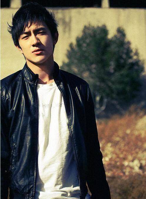 《左耳》这部作品在2009年出版,书中的男主张漾由林更新主演,蒋劲夫