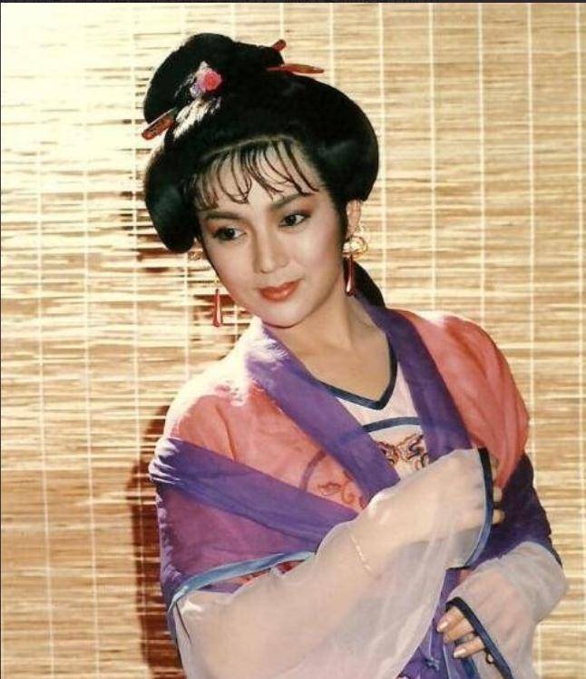 冯宝宝:13年拍200部戏,被家人两度逼疯,60岁重获