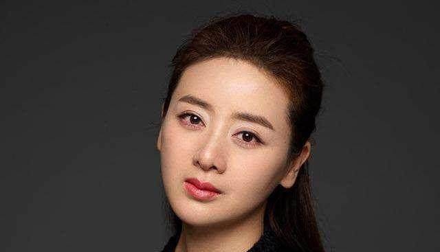 自己的事业,还和比自己大8岁的上戏表演系老师李雪涛步入了婚姻的殿堂