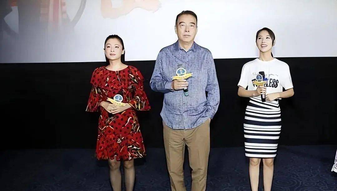 这组衣服比较大胆一点.上身搭配黑色皮夹克,下身搭配