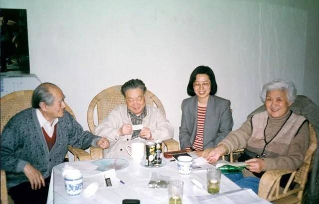 与原配走过金婚后,80岁的冯亦代另娶黄宗英,谱写文坛