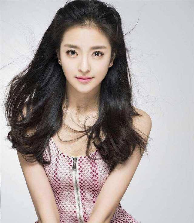 她是张国立的"养女",演女二号被骂到哭,如今搭档张嘉译走红_丹妮_楼