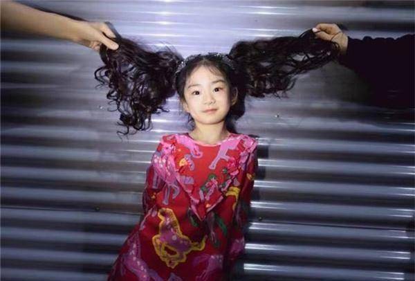 戚薇晒女儿生日视频,lucky古灵精怪超可爱_精灵_李承铉_穿着