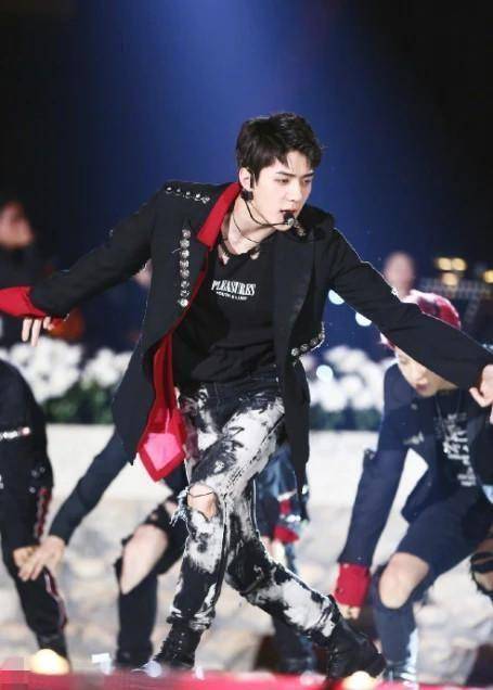 吴世勋现身活动,近照胖成国字脸,exo第一美男就此下神坛?