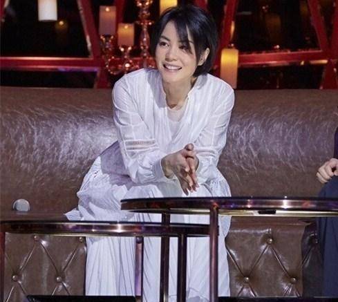 王菲《幻乐之城》造型,"隆重"荧光连衣裙,一般人是很难hold住_衣品