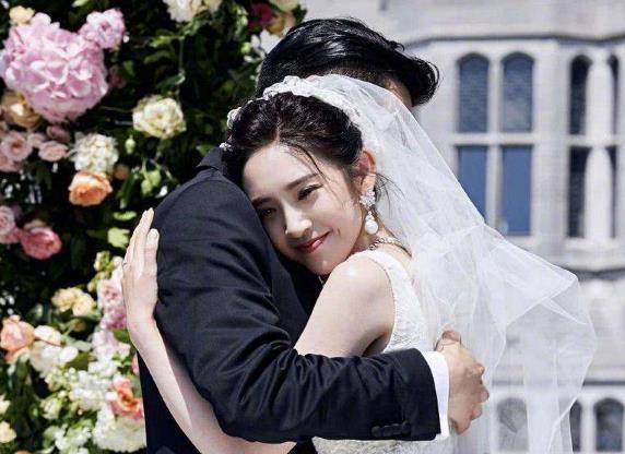 沈梦辰,宋茜和李沁四位伴娘,分别都有发照片出来,张若昀和唐艺昕只