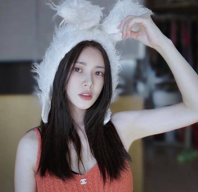 王灿晒嘟嘴比耶卖萌照,穿搭衣服上logo尽显张扬,网友:定位不准_风格