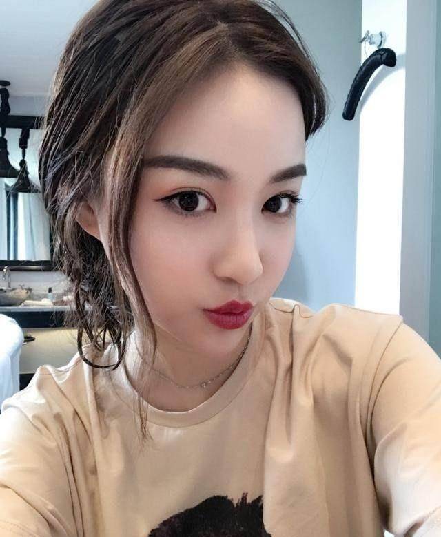直播的时候就现了原形,雪梨虽然曾经整容,但从直播的效果来看,她的