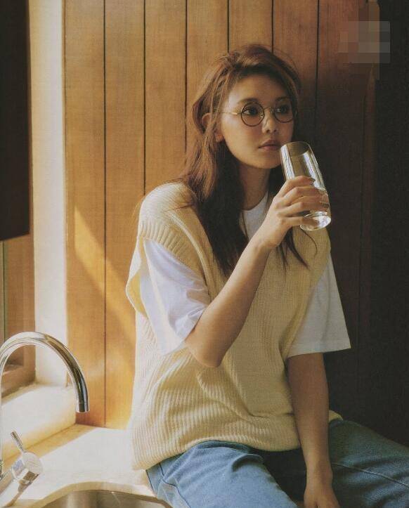 少女时代崔秀英拍早秋时尚写真,西服配百褶裙好少女,这风格我服_穿着