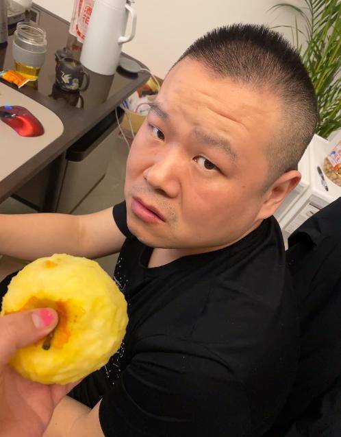 郑敏为夫削苹果,岳云鹏嫌弃不肯吃,评论区:吃上进"口"苹果了_妻子