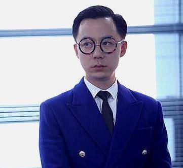 演"袁春望"爆红,42岁大器晚成,撞脸何炅,二人长相傻傻分不清_王茂蕾