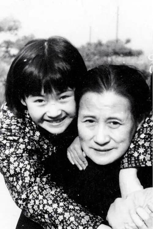外婆一家都有意想要将许晴培养成一名外交官,小时候的许晴懂事听话