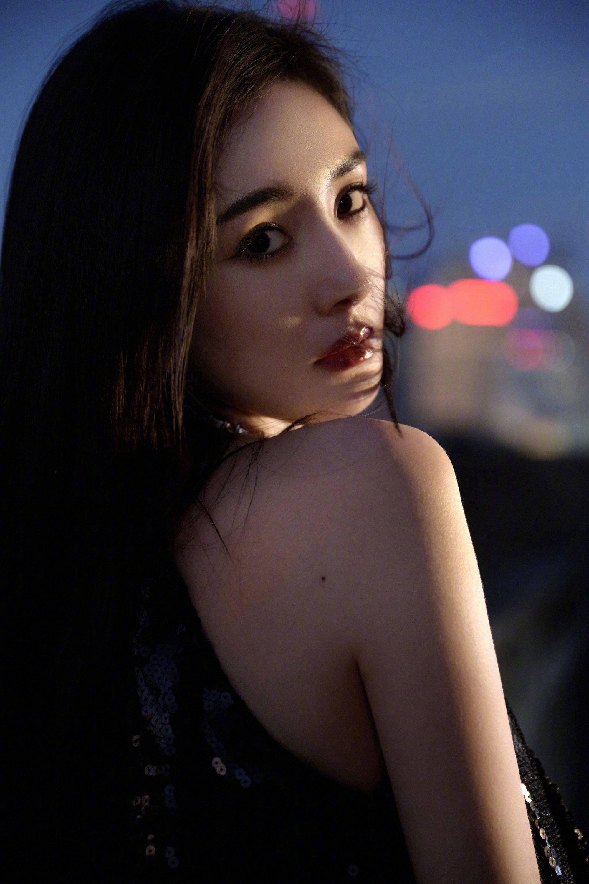 杨幂黑色吊带连衣裙性感大长腿写真_考验_露背装_身材