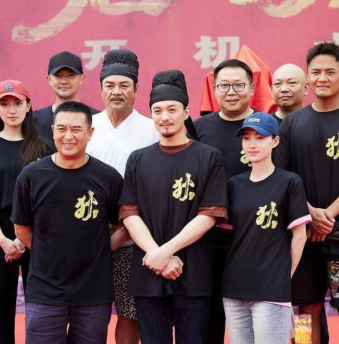 周一围工作室晒出了新剧开机仪式的画面,从晒出的阵容来看,有张嘉译