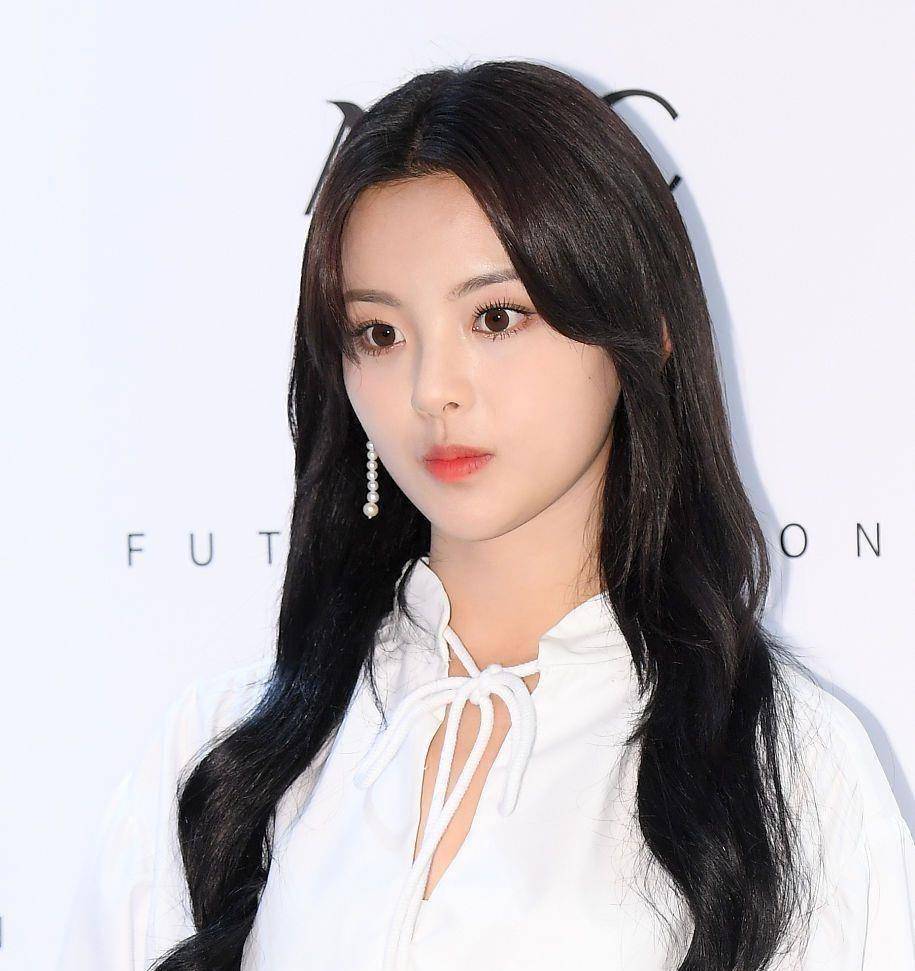 杨超越凭借美丽上位,靠努力证明自己的实力_杨越超_流量_机会