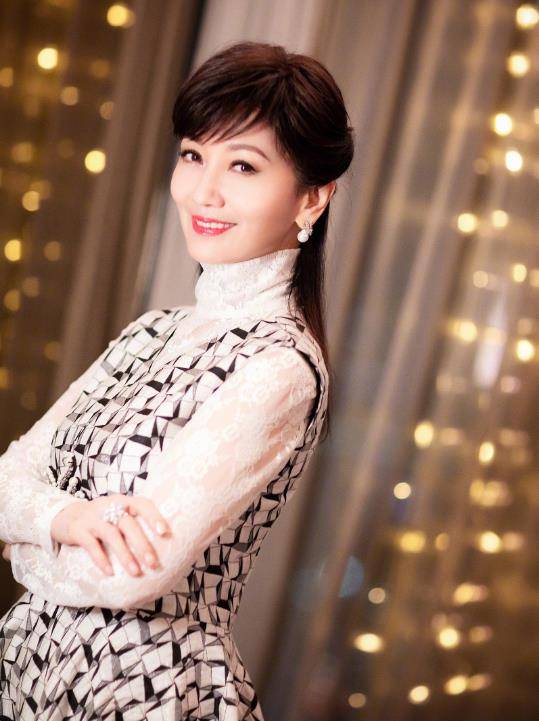 66岁赵雅芝出席活动,雨天穿高跟鞋走路超稳,一旁助理用手帮擦身_穿着