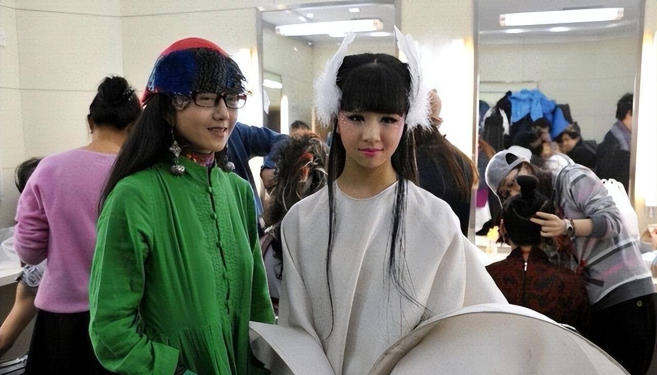 小彩旗近照发福,拄拐杖在国外独居,曾直言不想成第二个杨丽萍_什么