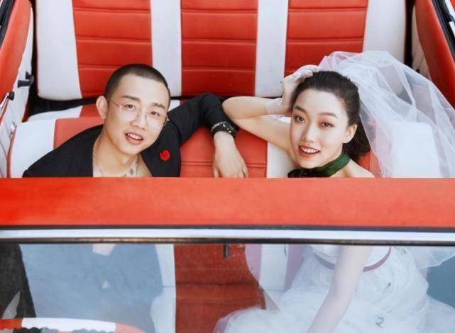 王斯然带老公见闺蜜,三人合拍谁注意gai的反应?