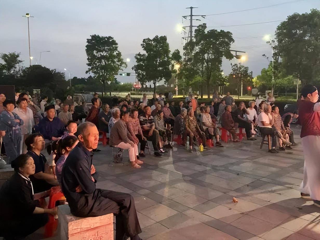 本次惠民演出剧目为大型古装扬剧《莲花庵》,故事情节让观众大呼过瘾