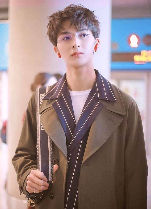 朱正廷在舞台上,他是《思思雨落》的仙子,是《mackdaddy》;舞台下他是