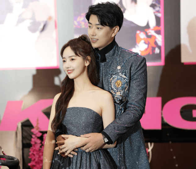 与男友相恋5个月订婚,穿婚纱吊威亚咧嘴笑_孔语浩_官宣_网友