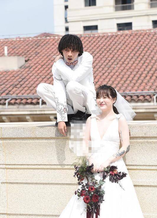 bridge跟妻子是大学同学,两人相恋多时,去年公布领证.