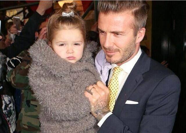 小七开汽车,贝克汉姆在后面抱着!