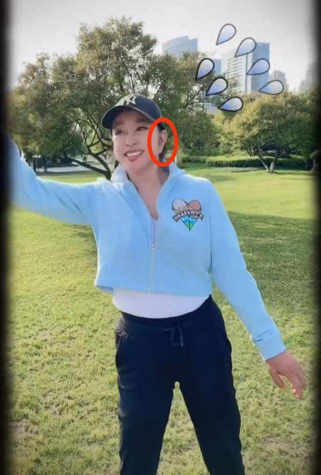65岁刘晓庆回应耳朵变形,直言女人就是要美丽,背后豪宅惹人瞩目_网友