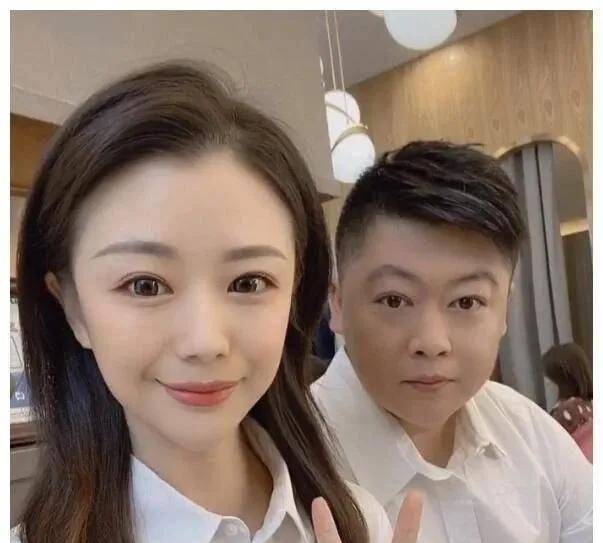 永强农村院子中熬中药,坐小马扎超接地气,妻子穿吊带出镜惹争议_杨晨