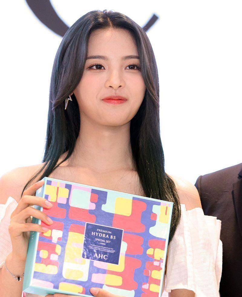 杨超越凭借美丽上位,靠努力证明自己的实力_杨越超_流量_机会